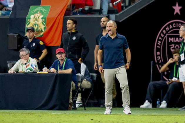 MIAMI, FL - JUNE 5: Haiti coach Sebastien Migne shouts instructions during the International Friendly, Länderspiel, Nationalmannschaft game between Haiti and Peru at NU Stadium on June 5, 2026 in Miami,Florida.(Photo by Chris Arjoon Icon Sportswire) SOCCER: JUN 05 Haiti vs Peru EDITORIAL USE ONLY Icon2605060010054