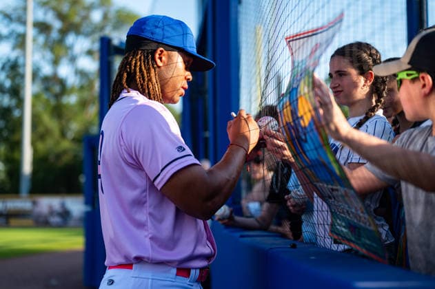 Williamsport Crosscutters v Trenton Thunder - MLB, Baseball Herren, USA Draft League Baseball Carsten Sabathia III of the Trenton Thunder signs autographs before an MLB Draft League baseball game at Trenton Thunder Ballpark in Trenton, United States, on June 5, 2026. Trenton United States  Copyright: xDanxSquicciarinix originalFilename:squicciarini-williams260605_npOAy.jpg