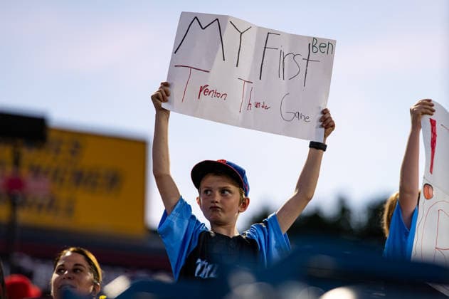 Williamsport Crosscutters v Trenton Thunder - MLB, Baseball Herren, USA Draft League Baseball A member of the Trenton Thunder holds up a sign during an MLB Draft League baseball game at Trenton Thunder Ballpark in Trenton, United States, on June 5, 2026. Trenton United States  Copyright: xDanxSquicciarinix originalFilename:squicciarini-williams260605_npC3a.jpg