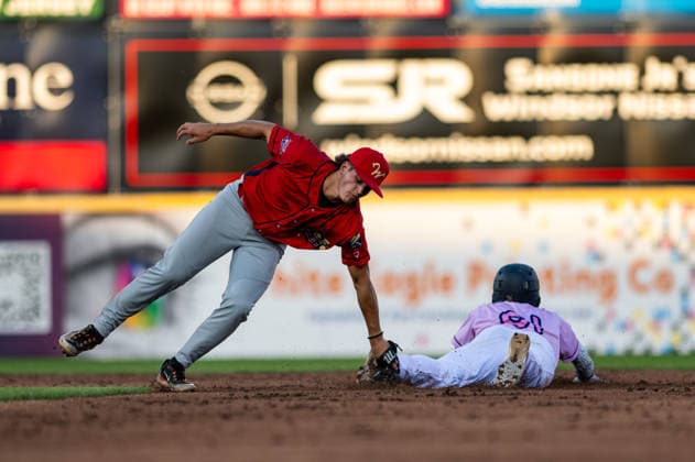 Williamsport Crosscutters v Trenton Thunder - MLB, Baseball Herren, USA Draft League Baseball Brodey Acres of the Williamsport Crosscutters tags Joek Rivera of the Trenton Thunder during an MLB Draft League baseball game at Trenton Thunder Ballpark in Trenton, United States, on June 5, 2026. Trenton United States  Copyright: xDanxSquicciarinix originalFilename:squicciarini-williams260605_npgVD.jpg