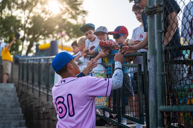 Williamsport Crosscutters v Trenton Thunder - MLB, Baseball Herren, USA Draft League Baseball Joek Rivera of the Trenton Thunder signs autographs before an MLB Draft League baseball game at Trenton Thunder Ballpark in Trenton, United States, on June 5, 2026. Trenton United States  Copyright: xDanxSquicciarinix originalFilename:squicciarini-williams260605_npDCS.jpg