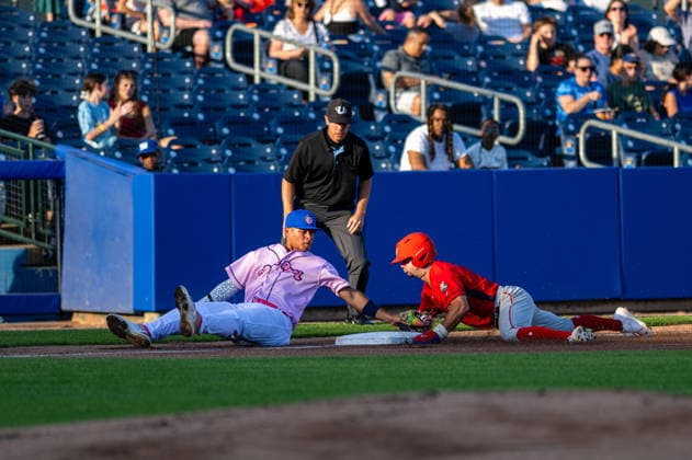 Williamsport Crosscutters v Trenton Thunder - MLB, Baseball Herren, USA Draft League Baseball Joek Rivera of the Trenton Thunder tags Owen Prince of the Williamsport Crosscutters during an MLB Draft League baseball game at Trenton Thunder Ballpark in Trenton, United States, on June 5, 2026. Trenton United States  Copyright: xDanxSquicciarinix originalFilename:squicciarini-williams260605_npxWV.jpg