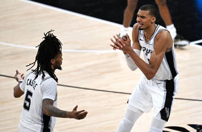 (260606) -- SAN ANTONIO, June 6, 2026 -- Victor Wembanyama (R) and Stephon Castle of San Antonio Spurs react during the final game 2 between New York Knicks and San Antonio Spurs at the 2025-2026 NBA, Basketball Herren, USA basketball game in San Antonio, the United States, June 5, 2026. ) (SP)U.S.-SAN ANTONIO-BASKETBALL-NBA-FINALS-KNICKS VS SPURS WuxXiaoling 