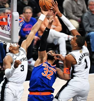 (260606) -- SAN ANTONIO, June 6, 2026 -- Victor Wembanyama (R) of San Antonio Spurs vies with Karl-Anthony Towns (C) of New York Knicks during the final game 2 between New York Knicks and San Antonio Spurs at the 2025-2026 NBA, Basketball Herren, USA basketball game in San Antonio, the United States, June 5, 2026. ) (SP)U.S.-SAN ANTONIO-BASKETBALL-NBA-FINALS-KNICKS VS SPURS WuxXiaoling 