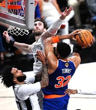 (260606) -- SAN ANTONIO, June 6, 2026 -- Karl-Anthony Towns (R) of New York Knicks shoots during the final game 2 between New York Knicks and San Antonio Spurs at the 2025-2026 NBA, Basketball Herren, USA basketball game in San Antonio, the United States, June 5, 2026. ) (SP)U.S.-SAN ANTONIO-BASKETBALL-NBA-FINALS-KNICKS VS SPURS WuxXiaoling 