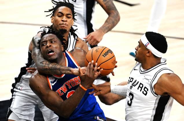 (260606) -- SAN ANTONIO, June 6, 2026 -- Og Anunoby of New York Knicks (L) competes during the final game 2 between New York Knicks and San Antonio Spurs at the 2025-2026 NBA, Basketball Herren, USA basketball game in San Antonio, the United States, June 5, 2026. ) (SP)U.S.-SAN ANTONIO-BASKETBALL-NBA-FINALS-KNICKS VS SPURS WuxXiaoling 