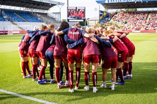 Denmark v Sweden, Women™s World Cup Qualification, Odense, Denmark Odense, Denmark. 05th, June 2026. The players of Denmark unite in a huddle during the Women™s World Cup Qualifier match between Denmark and Sweden at Odense Stadion in Odense. Denmark, Odense  Copyright: xGonzalesxPhoto KentxRasmussenx