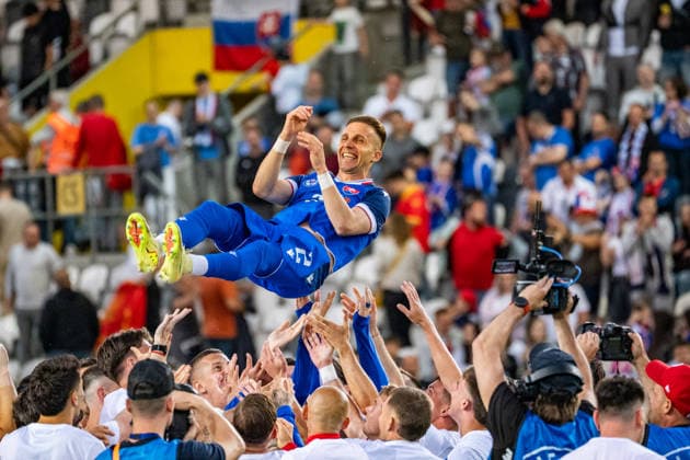 Slovakia v Montenegro - International Friendly, Länderspiel, Nationalmannschaft Match Peter Pekarik of Slovakia celebrates his career after the international friendly match between Slovakia and Montenegro at Kosicka Futbalova Arena in Kosice, Slovakia, on June 5, 2026. Kosice Slovakia  Copyright: xMatejxSaganx originalFilename:sagan-slovakia260605_np7lz.jpg