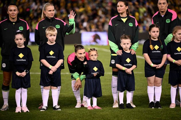 SOCCER MATILDAS MEXICO, Steph Catley of Australia speaks with a young mascot ahead of the International Friendly, Länderspiel, Nationalmannschaft match between Australia and Mexico at McDonald Jones Stadium in Newcastle, Saturday, June 6, 2026. ( NO ARCHIVING, EDITORIAL USE ONLY NEWCASTLE NEW SOUTH WALES AUSTRALIA  Copyright: xDANxHIMBRECHTSx 20260606170377565777