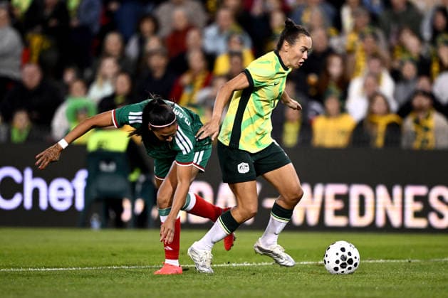SOCCER MATILDAS MEXICO, Caitlin Foord of Australia competes for possession with Maria Guadalupe Sanchez Morales of Mexico during the International Friendly, Länderspiel, Nationalmannschaft match between Australia and Mexico at McDonald Jones Stadium in Newcastle, Saturday, June 6, 2026. ( NO ARCHIVING, EDITORIAL USE ONLY NEWCASTLE NEW SOUTH WALES AUSTRALIA  Copyright: xDANxHIMBRECHTSx 20260606163578684229