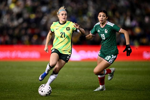 SOCCER MATILDAS MEXICO, Ellie Carpenter of Australia competes for possession with Angelique Montserrat Saldivar Pavon of Mexico during the International Friendly, Länderspiel, Nationalmannschaft match between Australia and Mexico at McDonald Jones Stadium in Newcastle, Saturday, June 6, 2026. ( NO ARCHIVING, EDITORIAL USE ONLY NEWCASTLE NEW SOUTH WALES AUSTRALIA  Copyright: xDANxHIMBRECHTSx 20260606111743439573