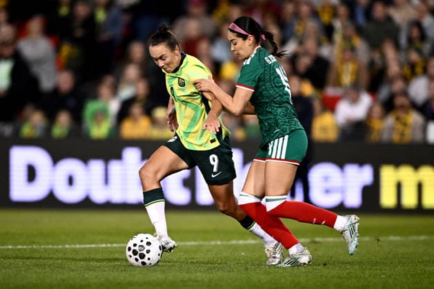 SOCCER MATILDAS MEXICO, Caitlin Foord of Australia competes for possession with Greta Alejandra Espinoza Casas of Mexico during the International Friendly, Länderspiel, Nationalmannschaft match between Australia and Mexico at McDonald Jones Stadium in Newcastle, Saturday, June 6, 2026. ( NO ARCHIVING, EDITORIAL USE ONLY NEWCASTLE NEW SOUTH WALES AUSTRALIA  Copyright: xDANxHIMBRECHTSx 20260606157069985854