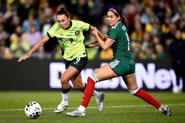 SOCCER MATILDAS MEXICO, Caitlin Foord of Australia competes for possession with Greta Alejandra Espinoza Casas of Mexico during the International Friendly, Länderspiel, Nationalmannschaft match between Australia and Mexico at McDonald Jones Stadium in Newcastle, Saturday, June 6, 2026. ( NO ARCHIVING, EDITORIAL USE ONLY NEWCASTLE NEW SOUTH WALES AUSTRALIA  Copyright: xDANxHIMBRECHTSx 20260606161505258800