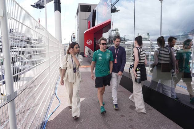06.06.2026, Circuit de Monaco, Monte Carlo, Formel 1 Louis Vuitton Grand Prix Monaco 2026 ,im Bild Fernando Alonso (ESP), Aston Martin Aramco Formula One Team mit seiner Freundin und Mutter seines ersten Kindes, Melissa Jimenez. (Photo by Hasan Bratic DeFodi Images) -