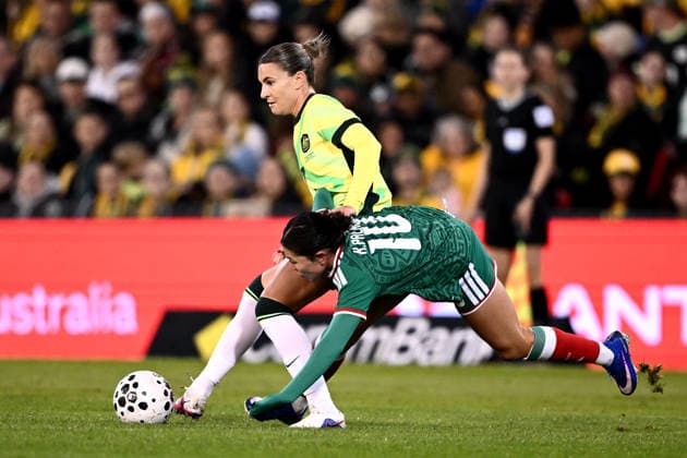 SOCCER MATILDAS MEXICO, Steph Catley of Australia competes for possession with Kiana Angelica Palacios Hernandez of Mexico during the International Friendly, Länderspiel, Nationalmannschaft match between Australia and Mexico at McDonald Jones Stadium in Newcastle, Saturday, June 6, 2026. ( NO ARCHIVING, EDITORIAL USE ONLY NEWCASTLE NEW SOUTH WALES AUSTRALIA  Copyright: xDANxHIMBRECHTSx 20260606183021695890