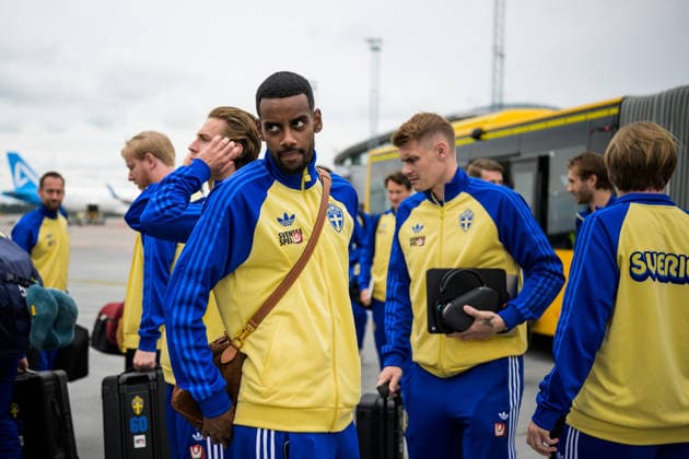 260606 Alexander Isak of the Swedish national football team ahead of boarding a flight bound for Dallas Fort Worth International Airport and the FIFA World Cup, WM, Weltmeisterschaft, Fussball 2026, on June 6, 2026 at Arlanda Airport in Stockholm. Photo: Joel Marklund BILDBYRAN kod JM JM0823 bbeng fotboll football soccer fotball vm fotbolls-vm fotball-vm fotbolls-vm 2026 fifa world cup 2026 resa travel sverige sweden sverige a avresa Copyright: JOELxMARKLUND BB260606JM001