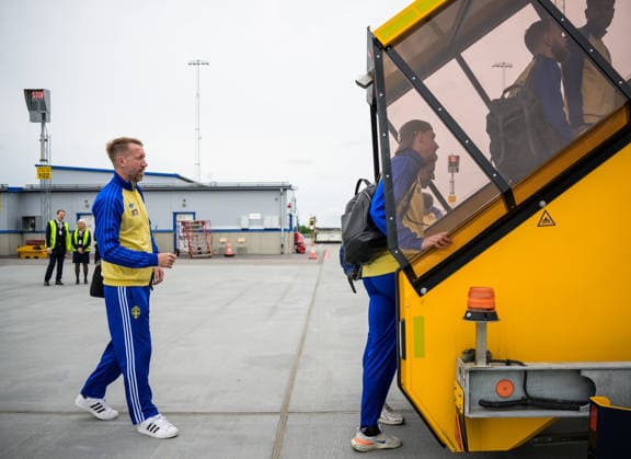 260606 Head coach Graham Potter of the Swedish national football team boarding a flight bound for Dallas Fort Worth International Airport and the FIFA World Cup, WM, Weltmeisterschaft, Fussball 2026, on June 6, 2026 at Arlanda Airport in Stockholm. Photo: Joel Marklund BILDBYRAN kod JM JM0823 bbeng fotboll football soccer fotball vm fotbolls-vm fotball-vm fotbolls-vm 2026 fifa world cup 2026 resa travel sverige sweden sverige a avresa Copyright: JOELxMARKLUND BB260606JM008