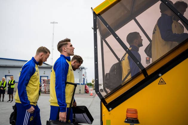 260606 Goalkeeper Viktor Johansson, Viktor Gyökeres, goalkeeper Kristoffer Nordfeldt and Jesper Karlström of the Swedish national football team boarding a flight bound for Dallas Fort Worth International Airport and the FIFA World Cup, WM, Weltmeisterschaft, Fussball 2026, on June 6, 2026 at Arlanda Airport in Stockholm. Photo: Joel Marklund BILDBYRAN kod JM JM0823 bbeng fotboll football soccer fotball vm fotbolls-vm fotball-vm fotbolls-vm 2026 fifa world cup 2026 resa travel sverige sweden sverige a avresa Copyright: JOELxMARKLUND BB260606JM009