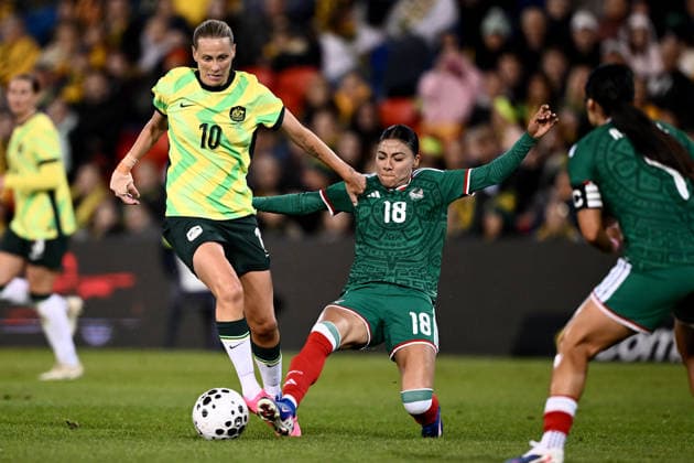 SOCCER MATILDAS MEXICO, Emily van Egmond of Australia is tackled by Nancy Guadalupe Antonio Lopez of Mexico during the International Friendly, Länderspiel, Nationalmannschaft match between Australia and Mexico at McDonald Jones Stadium in Newcastle, Saturday, June 6, 2026. ( NO ARCHIVING, EDITORIAL USE ONLY NEWCASTLE NEW SOUTH WALES AUSTRALIA  Copyright: xDANxHIMBRECHTSx 20260606172070045058