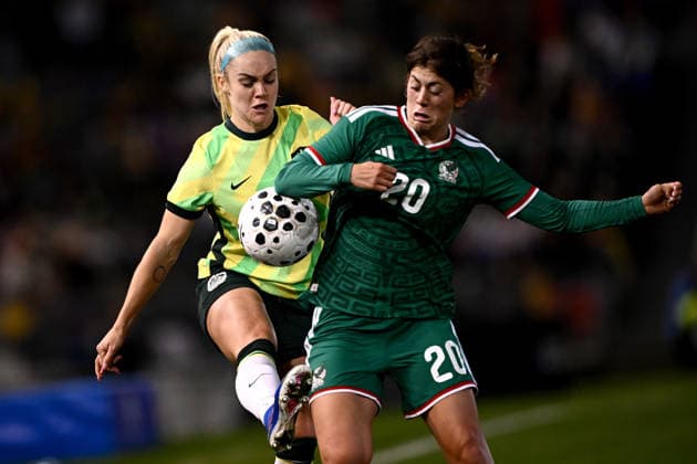 SOCCER MATILDAS MEXICO, Ellie Carpenter of Australia competes for possession with Nicolette Andrea Hernandez Sippel of Mexico during the International Friendly, Länderspiel, Nationalmannschaft match between Australia and Mexico at McDonald Jones Stadium in Newcastle, Saturday, June 6, 2026. ( NO ARCHIVING, EDITORIAL USE ONLY NEWCASTLE NEW SOUTH WALES AUSTRALIA  Copyright: xDANxHIMBRECHTSx 20260606183278671449