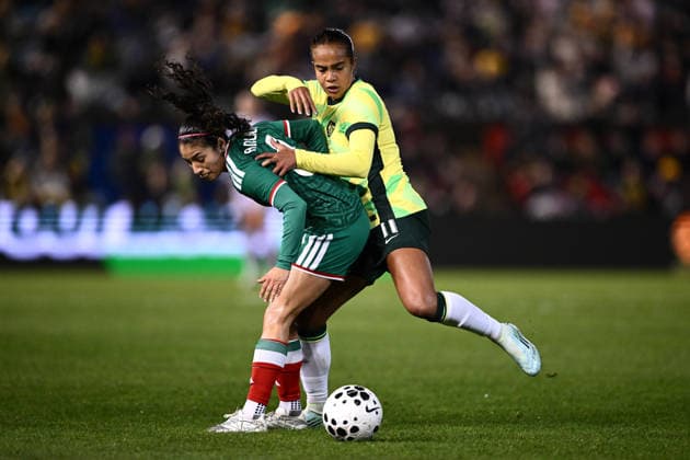 SOCCER MATILDAS MEXICO, Mary Fowler of Australia competes for possession with Alexia Fernanda Delgado Alvarado of Mexico during the International Friendly, Länderspiel, Nationalmannschaft match between Australia and Mexico at McDonald Jones Stadium in Newcastle, Saturday, June 6, 2026. ( NO ARCHIVING, EDITORIAL USE ONLY NEWCASTLE NEW SOUTH WALES AUSTRALIA  Copyright: xDANxHIMBRECHTSx 20260606187110713327