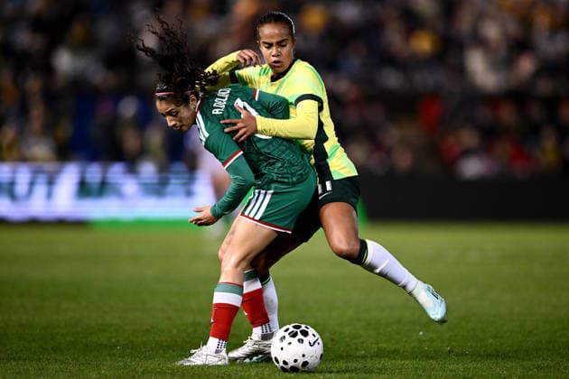 SOCCER MATILDAS MEXICO, Mary Fowler of Australia competes for possession with Alexia Fernanda Delgado Alvarado of Mexico during the International Friendly, Länderspiel, Nationalmannschaft match between Australia and Mexico at McDonald Jones Stadium in Newcastle, Saturday, June 6, 2026. ( NO ARCHIVING, EDITORIAL USE ONLY NEWCASTLE NEW SOUTH WALES AUSTRALIA  Copyright: xDANxHIMBRECHTSx 20260606118083581064
