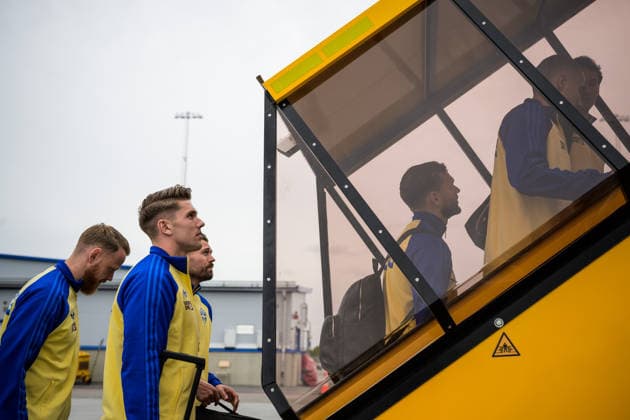 260606 Goalkeeper Viktor Johansson, Viktor Gyökeres, goalkeeper Kristoffer Nordfeldt, Jesper Karlström, Gustaf Lagerbielke and Hjalmar Ekdal of the Swedish national football team boarding a flight bound for Dallas Fort Worth International Airport and the FIFA World Cup, WM, Weltmeisterschaft, Fussball 2026, on June 6, 2026 at Arlanda Airport in Stockholm. Photo: Joel Marklund BILDBYRAN kod JM JM0823 bbeng fotboll football soccer fotball vm fotbolls-vm fotball-vm fotbolls-vm 2026 fifa world cup 2026 resa travel sverige sweden sverige a avresa Copyright: JOELxMARKLUND BB260606JM015