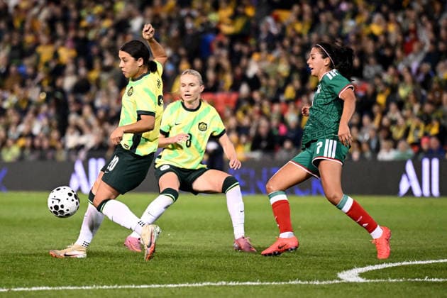 SOCCER MATILDAS MEXICO, Sam Kerr of Australia competes for possession with Maria Guadalupe Sanchez Morales of Mexico during the International Friendly, Länderspiel, Nationalmannschaft match between Australia and Mexico at McDonald Jones Stadium in Newcastle, Saturday, June 6, 2026. ( NO ARCHIVING, EDITORIAL USE ONLY NEWCASTLE NEW SOUTH WALES AUSTRALIA  Copyright: xDANxHIMBRECHTSx 20260606162099253621