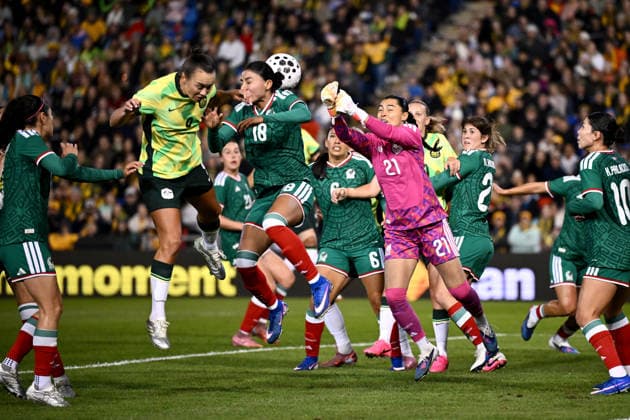 SOCCER MATILDAS MEXICO, Goalkeeper Esthefanny Barreras Torres of Mexico clears the ball during the International Friendly, Länderspiel, Nationalmannschaft match between Australia and Mexico at McDonald Jones Stadium in Newcastle, Saturday, June 6, 2026. ( NO ARCHIVING, EDITORIAL USE ONLY NEWCASTLE NEW SOUTH WALES AUSTRALIA  Copyright: xDANxHIMBRECHTSx 20260606199785626889