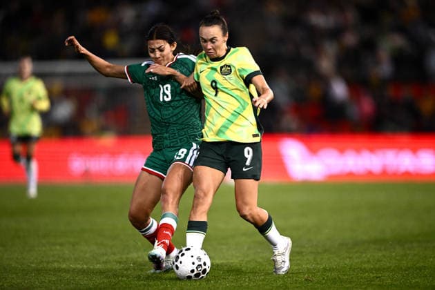 SOCCER MATILDAS MEXICO, Caitlin Foord of Australia competes for possession with Angelique Montserrat Saldivar Pavon of Mexico during the International Friendly, Länderspiel, Nationalmannschaft match between Australia and Mexico at McDonald Jones Stadium in Newcastle, Saturday, June 6, 2026. ( NO ARCHIVING, EDITORIAL USE ONLY NEWCASTLE NEW SOUTH WALES AUSTRALIA  Copyright: xDANxHIMBRECHTSx 20260606155597350733