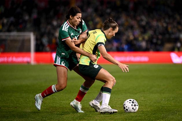 SOCCER MATILDAS MEXICO, Caitlin Foord of Australia competes for possession with Angelique Montserrat Saldivar Pavon of Mexico during the International Friendly, Länderspiel, Nationalmannschaft match between Australia and Mexico at McDonald Jones Stadium in Newcastle, Saturday, June 6, 2026. ( NO ARCHIVING, EDITORIAL USE ONLY NEWCASTLE NEW SOUTH WALES AUSTRALIA  Copyright: xDANxHIMBRECHTSx 20260606172257496537