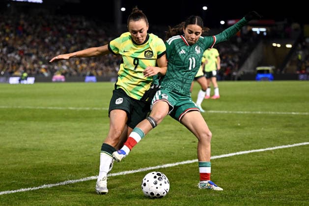 SOCCER MATILDAS MEXICO, Caitlin Foord of Australia is tackled by Alice Fernanda Soto Gallegos of Mexico during the International Friendly, Länderspiel, Nationalmannschaft match between Australia and Mexico at McDonald Jones Stadium in Newcastle, Saturday, June 6, 2026. ( NO ARCHIVING, EDITORIAL USE ONLY NEWCASTLE NEW SOUTH WALES AUSTRALIA  Copyright: xDANxHIMBRECHTSx 20260606161789214340