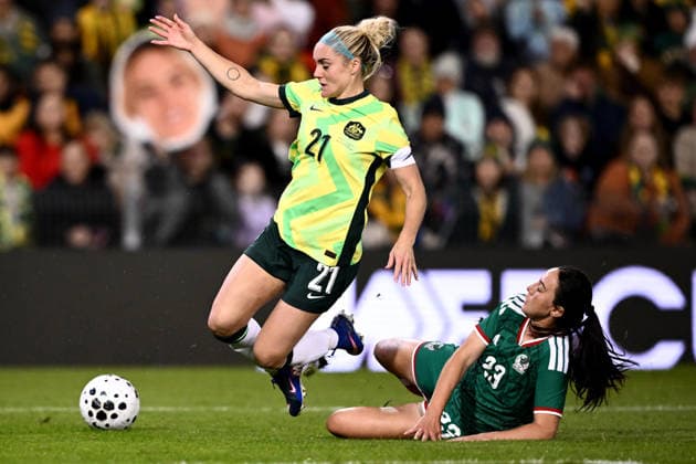 SOCCER MATILDAS MEXICO, Ellie Carpenter of Australia is tackled by Kimberly Vanessa Rodriguez Cubero of Mexico during the International Friendly, Länderspiel, Nationalmannschaft match between Australia and Mexico at McDonald Jones Stadium in Newcastle, Saturday, June 6, 2026. ( NO ARCHIVING, EDITORIAL USE ONLY NEWCASTLE NEW SOUTH WALES AUSTRALIA  Copyright: xDANxHIMBRECHTSx 20260606152261607612