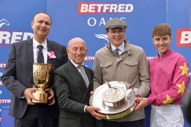 05.06.2026, Epsom, Surrey, GBR - Winners presentation: Thundering On with Dylan Browne McMonagle up wins the Epsom Oaks. Epsom Downs racecourse. (Siegerehrung, Thundering On, Mcmonagle, Sieg) 260605C997EPSOM.JPG