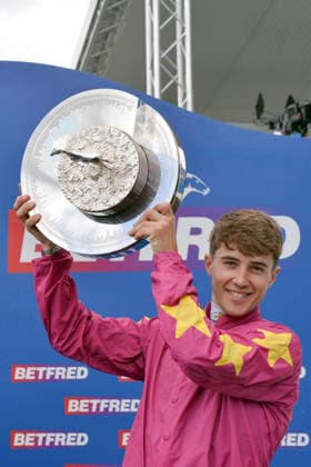 05.06.2026, Epsom, Surrey, GBR - Jockey Dylan Browne McMonagle with the trophy after winning the Epsom Oaks. Epsom Downs racecourse. (Siegerehrung, Jockey, Portrait, Portraet, Mcmonagle, Sieg) 260605C999EPSOM.JPG