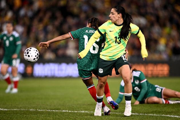 SOCCER MATILDAS MEXICO, Alex Chidiac of Australia competes for possession with Karla Paola Nieto Castillo of Mexico during the International Friendly, Länderspiel, Nationalmannschaft match between Australia and Mexico at McDonald Jones Stadium in Newcastle, Saturday, June 6, 2026. ( NO ARCHIVING, EDITORIAL USE ONLY NEWCASTLE NEW SOUTH WALES AUSTRALIA  Copyright: xDANxHIMBRECHTSx 20260606198079970622