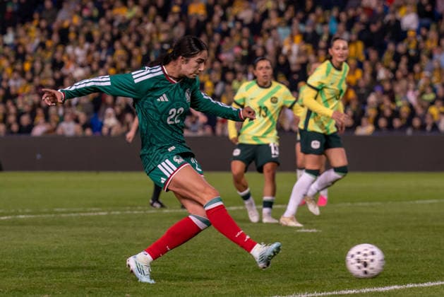 NEWCASTLE, AUSTRALIA - JUNE 06: Diana Ordonez of Mexico shoots during the International Friendly, Länderspiel, Nationalmannschaft match between Australia and Mexico at McDonald Jones Stadium on June 06, 2026 in Newcastle, Australia.  Copyright: xNoexLlamasx xSPPx Sportspressphoto_SPR161779