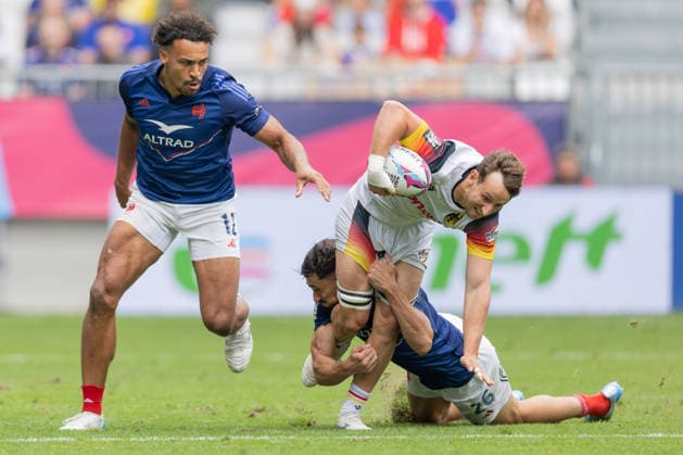 Deutschland-Frankreich, SVNS Rugby World Championship, WM, Weltmeisterschaft Der Lauf von Anton Gleitze (Deutschland, 10) wird durch ein Tackling von Rayan Rebbadj (Frankreich, 26) jäh gestoppt. Links Jordan Sepho (Frankreich, 12). Drittes Gruppenspiel zwischen Deutschland und Frankreich. Drittes Turnier der SVNS World Championship, Siebener-Rugby WM vom 5. bis 7. Juni 2026 in Bordeaux (Frankreich). Tag 2, Gruppenspiele am 6. Juni 2026., Bordeaux Region Nouvelle-Aquitaine Frankreich Stade Atlantique