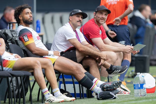 Deutschland-Frankreich, SVNS Rugby World Championship, WM, Weltmeisterschaft Bundestrainer Pablo Feijoo und sein Co-Trainer Clemens von Grumbkow, links der bereits ausgewechselte Ben Ellermann (Deutschland, 8). Drittes Gruppenspiel zwischen Deutschland und Frankreich. Drittes Turnier der SVNS World Championship, Siebener-Rugby WM vom 5. bis 7. Juni 2026 in Bordeaux (Frankreich). Tag 2, Gruppenspiele am 6. Juni 2026., Bordeaux Region Nouvelle-Aquitaine Frankreich Stade Atlantique