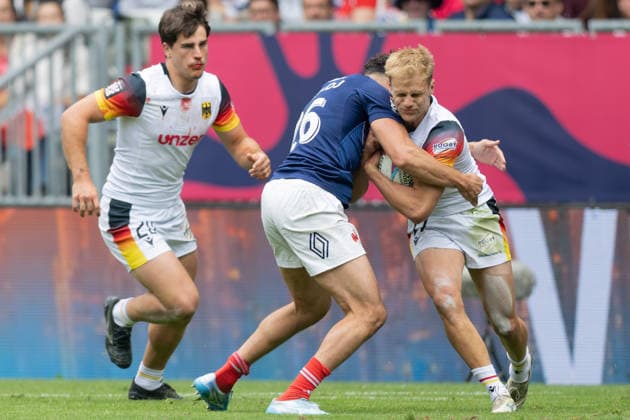 Deutschland-Frankreich, SVNS Rugby World Championship, WM, Weltmeisterschaft Rayan Rebbadj (Frankreich, 26) stoppt am linken Flügel Wolfram Hacker (Deutschland, 17). Links im Hintergrund Lennox Wiese (Deutschland, 20). Drittes Gruppenspiel zwischen Deutschland und Frankreich. Drittes Turnier der SVNS World Championship, Siebener-Rugby WM vom 5. bis 7. Juni 2026 in Bordeaux (Frankreich). Tag 2, Gruppenspiele am 6. Juni 2026., Bordeaux Region Nouvelle-Aquitaine Frankreich Stade Atlantique