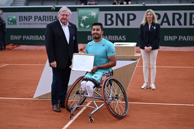 2026 French Open (Roland-Garros) PARIS, FRANCE - JUNE 06: Ahmet Kaplan of Turkiye poses with 2nd place trophy after being defeated by Niels Vink (not seen) of the Netherlands during the Quad Wheelchair Singles Final the 2026 French Open at Roland Garros on June 06, 2026 in Paris, France. Burak Akbulut Anadolu Paris France. Editorial use only. Please get in touch for any other usage.  Copyright: x2026xAnadoluxBurakxAkbulutx