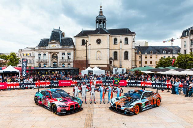 24 HEURES DU MANS 2026 - PESAGE 32 LEUNG Darren (gbr), GELAEL Sean (idn), FARFUS Augusto (bra), Team WRT, BMW M4 LMGT3 Evo 32, LM GT3, action, 69 MCINTOSH Anthony (usa), THOMPSON Parker (can), HARPER Daniel (gbr), Team WRT, BMW M4 LMGT3 Evo 69, LM GT3, action during Le Pesage of the 24 Hours of Le Mans 2026, 3rd round of the 2026 FIA World Endurance Championship, from June 5 to 6, 2026 on the Place de la RÃ publique in Le Mans, France - Copyright: xDPPIx