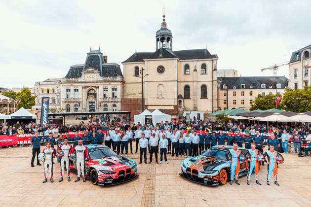 24 HEURES DU MANS 2026 - PESAGE 32 LEUNG Darren (gbr), GELAEL Sean (idn), FARFUS Augusto (bra), Team WRT, BMW M4 LMGT3 Evo 32, LM GT3, action, 69 MCINTOSH Anthony (usa), THOMPSON Parker (can), HARPER Daniel (gbr), Team WRT, BMW M4 LMGT3 Evo 69, LM GT3, action during Le Pesage of the 24 Hours of Le Mans 2026, 3rd round of the 2026 FIA World Endurance Championship, from June 5 to 6, 2026 on the Place de la RÃ publique in Le Mans, France - Copyright: xDPPIx