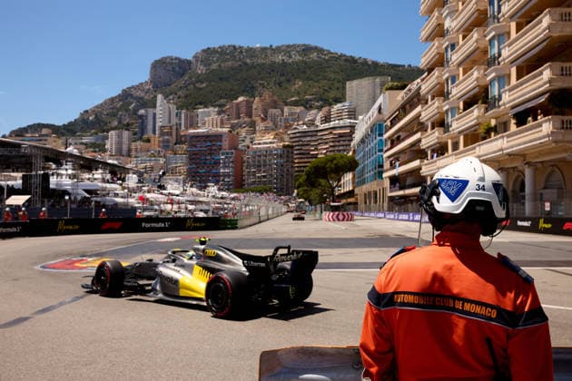 F1 Grand Prix of Monaco - Qualifying A marshall of Automobile Club de Monaco looks on Gabriel Bortoleto of Brazil driving the (5) Audi Revolut F1 Team R26 on track during final practice ahead of the F1 Grand Prix of Monaco at Circuit de Monaco on June 6, 2026, in Monte-Carlo, Monaco. Monte-Carlo Circuit de Monaco Monte-Carlo Monaco RL_F1GPMCO_2K26_000396 Copyright: xRicardoxLarreinax