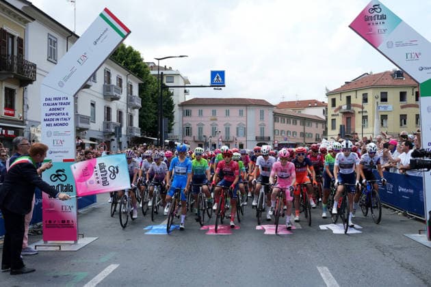 The start of the race during Stage 8 of the Giro d™Italia Women, from Rivoli to Sestriere, Italy, Saturday, June 6, 2026  Copyright: xDavidexSpada LaPressex
