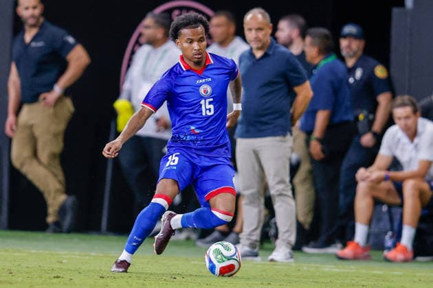 MIAMI, FL - JUNE 5: Haiti midfielder Rueben Providence (15) controls the ball during the International Friendly, Länderspiel, Nationalmannschaft game between Haiti and Peru at NU Stadium on June 5, 2026 in Miami,Florida.(Photo by Chris Arjoon Icon Sportswire) SOCCER: JUN 05 Haiti vs Peru EDITORIAL USE ONLY Icon2605060010061