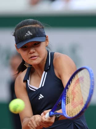 (260606) -- PARIS, June 6, 2026 -- Sun Xinran hits a return during the girl s singles final match between Sun Xinran of China and Alisa Oktiabreva of Russia at the French Open tennis tournament at Roland Garros, Paris, France, June 6, 2026. ) (SP)FRANCE-PARIS-TENNIS-FRENCH OPEN-GIRL S SINGLES-FINAL WuxHuiwo 