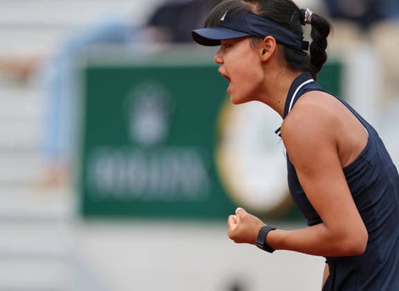 (260606) -- PARIS, June 6, 2026 -- Sun Xinran celebrates during the girl s singles final match between Sun Xinran of China and Alisa Oktiabreva of Russia at the French Open tennis tournament at Roland Garros, Paris, France, June 6, 2026. ) (SP)FRANCE-PARIS-TENNIS-FRENCH OPEN-GIRL S SINGLES-FINAL WuxHuiwo 