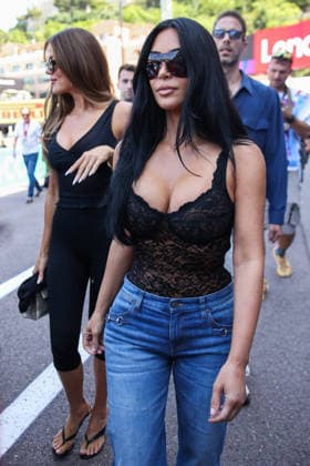 F1 Monaco Grand Prix 2026 Kim and Khloe Kardashian in a pitlane prior to the qualifying session ahead of the Formula 1 Monaco Grand Prix at the Circuit de Monaco in Monte Carlo on June 6th, 2026. Monte Carlo Monaco  Copyright: xBeataxZawrzelx originalFilename:zawrzel-f1monaco260606_npbrh.jpg