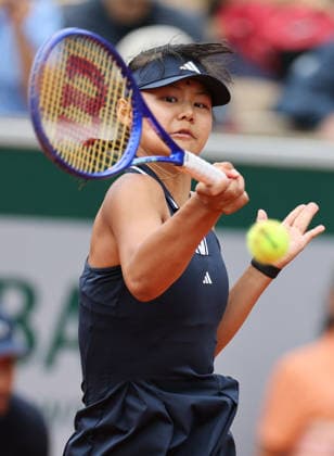 (260606) -- PARIS, June 6, 2026 -- Sun Xinran hits a return during the girl s singles final match between Alisa Oktiabreva of Russia and Sun Xinran of China at the French Open tennis tournament at Roland Garros, Paris, France, June 6, 2026. ) (SP)FRANCE-PARIS-TENNIS-FRENCH OPEN-GIRL S SINGLES-FINAL WuxHuiwo 